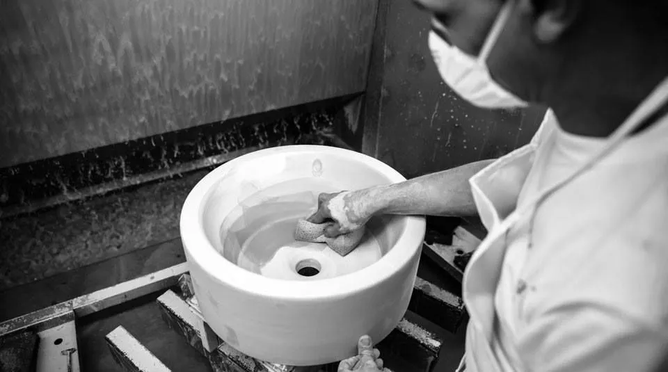 Fertigung eines Keramik-Waschbeckens bei Olympia Ceramica