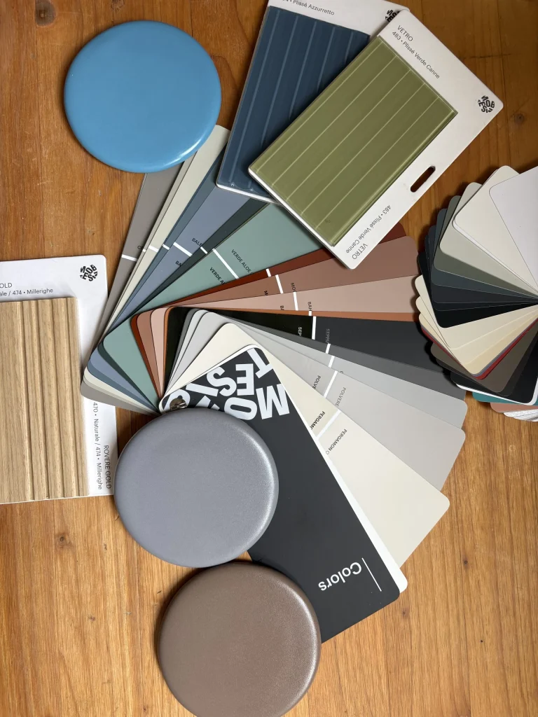 Material- und Farbmuster für die Planung einer Badausstellung